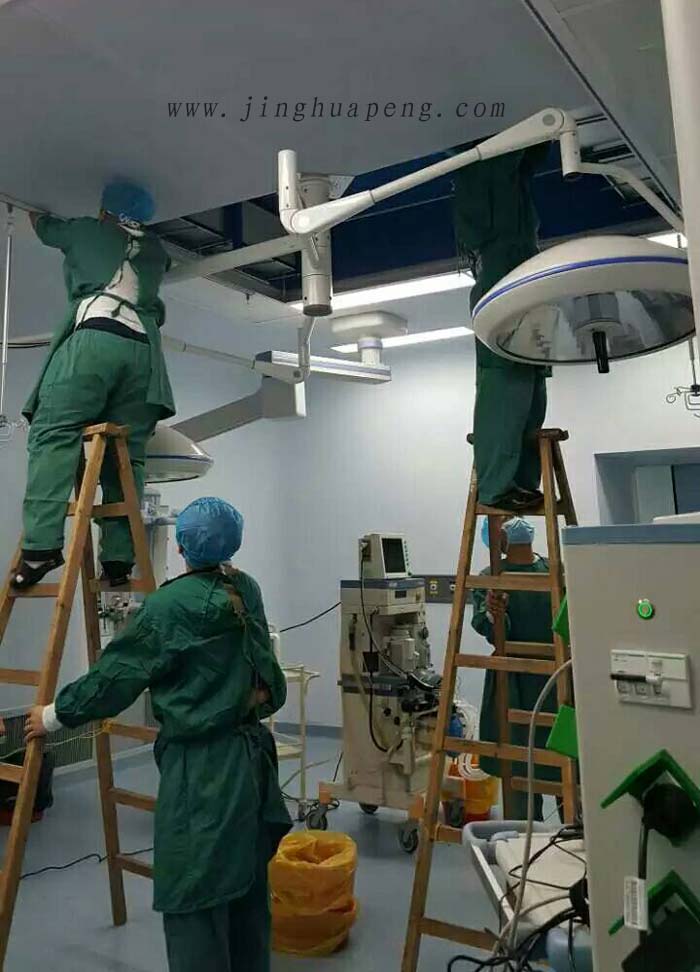 專業人員正在對醫院潔凈手術室更換高效空氣過濾器